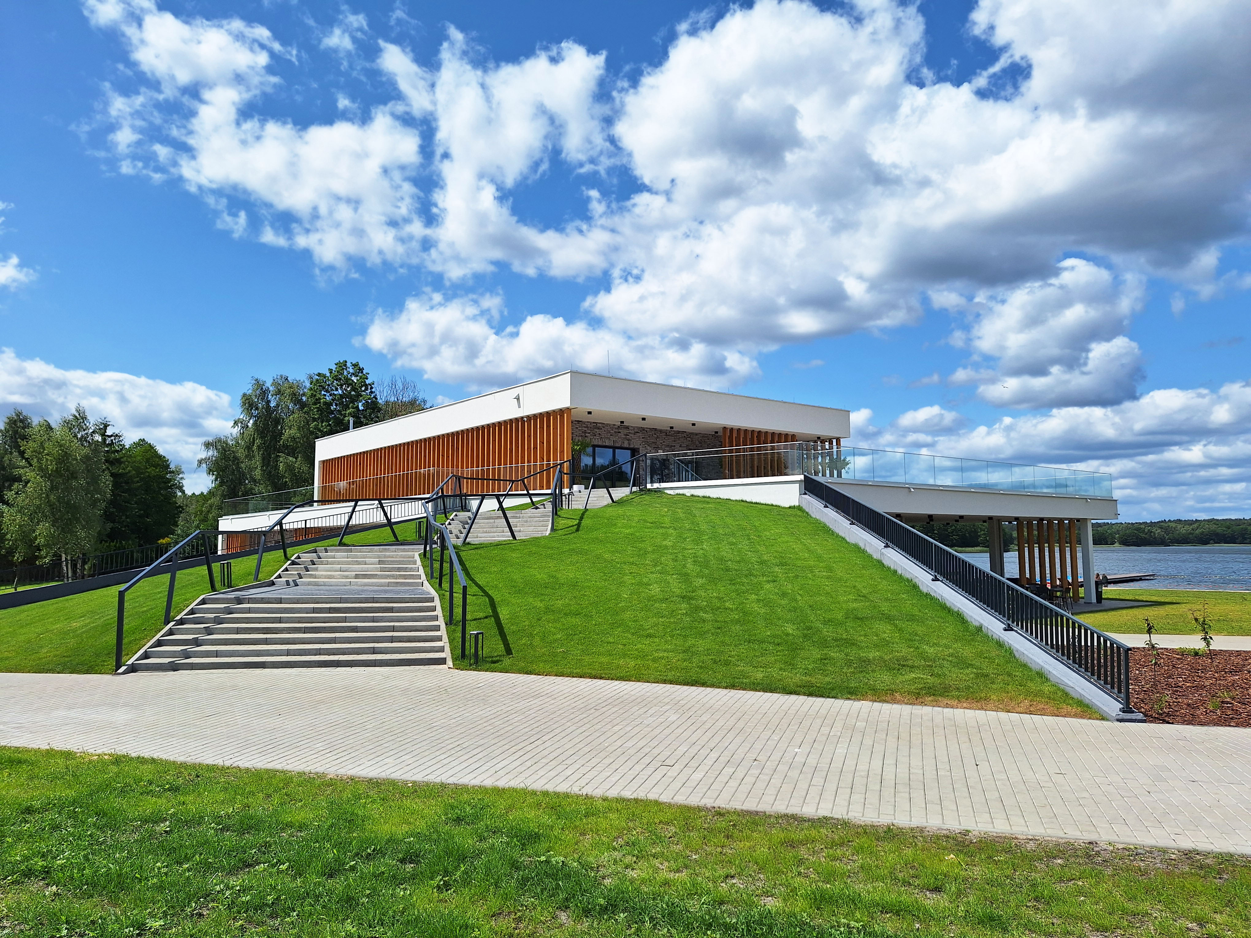 Nowoczesny budynek architektonicznego projektu